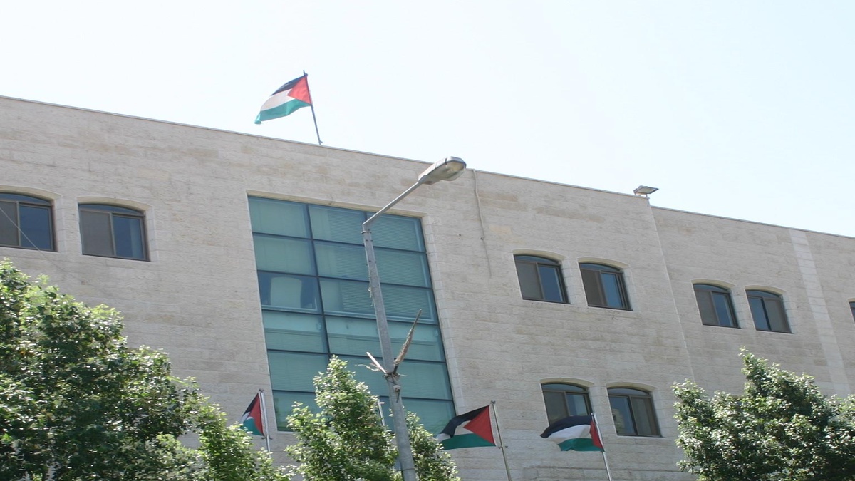 Banderas del Estado de Palestina ondeando en la sede legislativa en Ramallah
