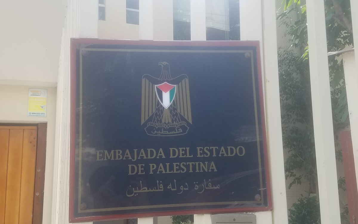 Fachada y placa oficial de la Embajada del Estado de Palestina en San Isidro, Lima