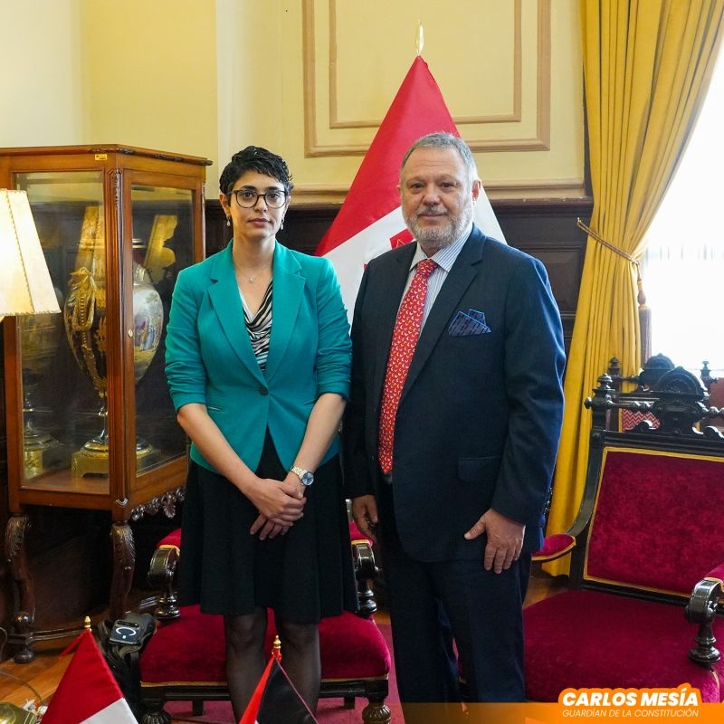 Visita protocolar de la Embajadora Deema Asfour con el Dr. Carlos Mesía Ramírez